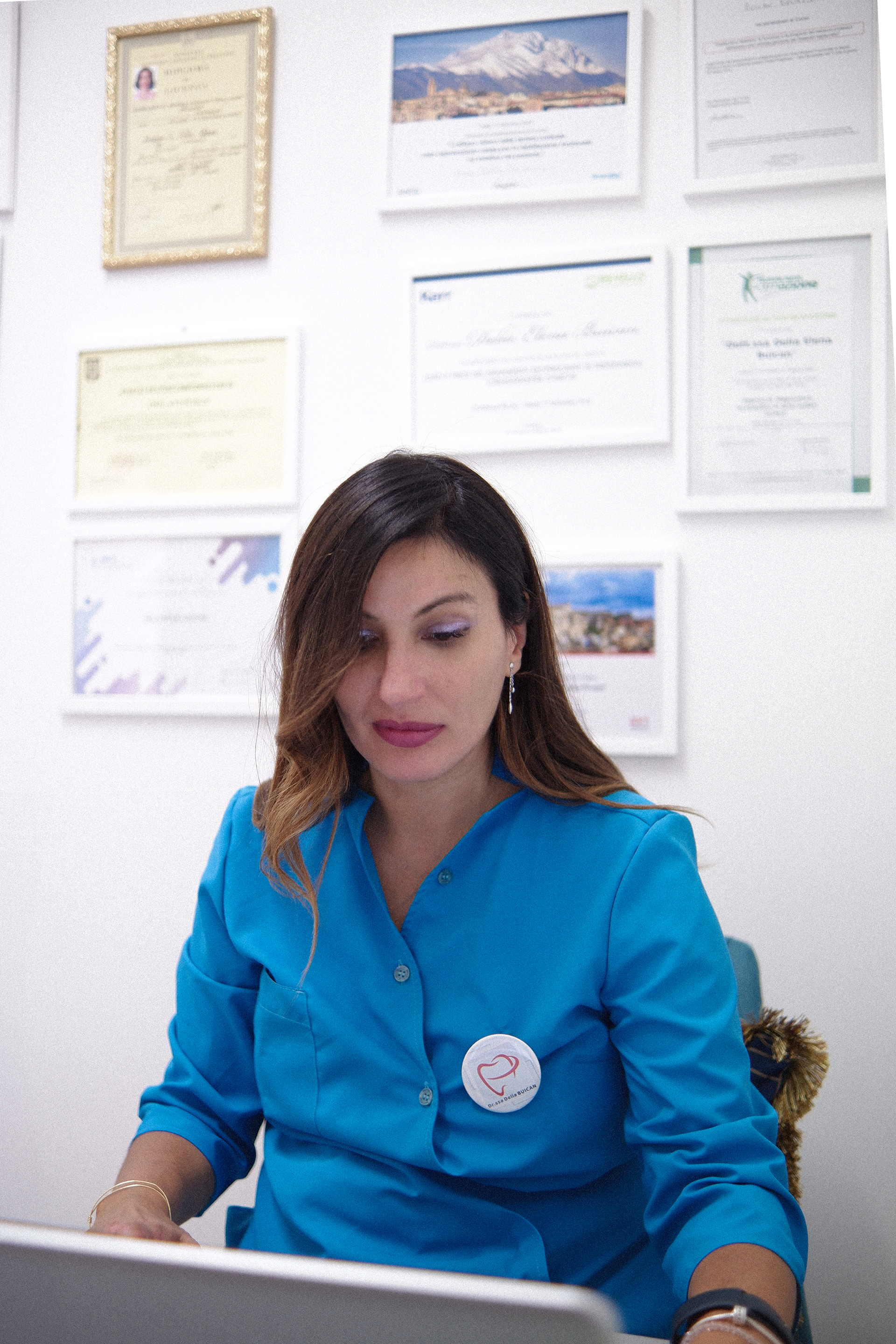Dott.ssa Delia Elena Buican nel suo studio dentistico a Porto San Giorgio