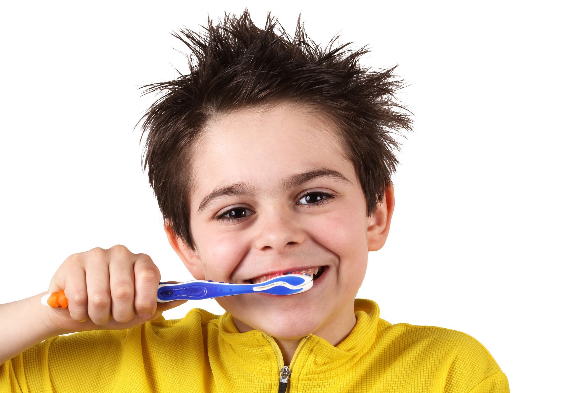 ragazzo che si lava i denti
