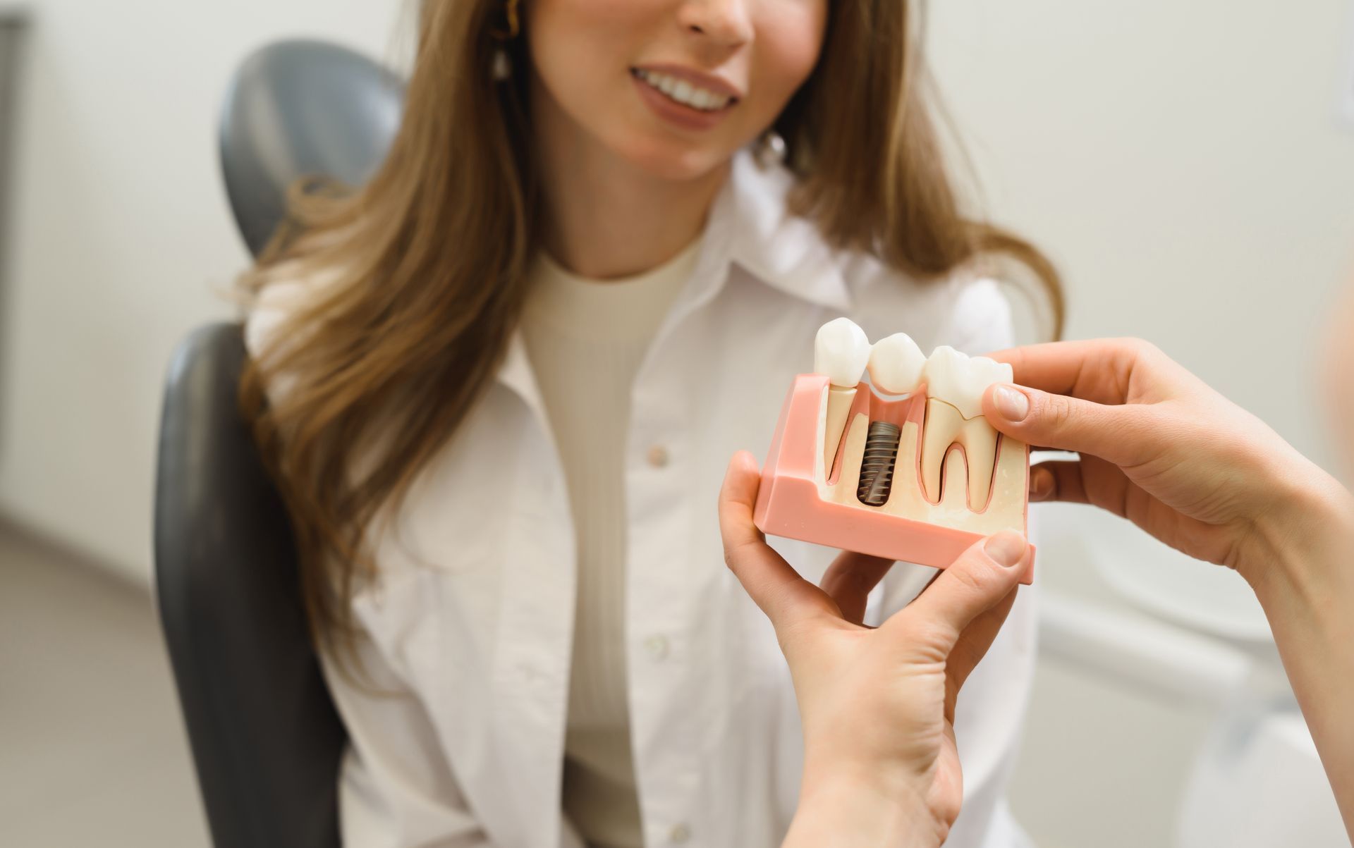 Cura dopo impianto dentale con indicazioni su igiene, alimentazione e riposo. Studio Buican