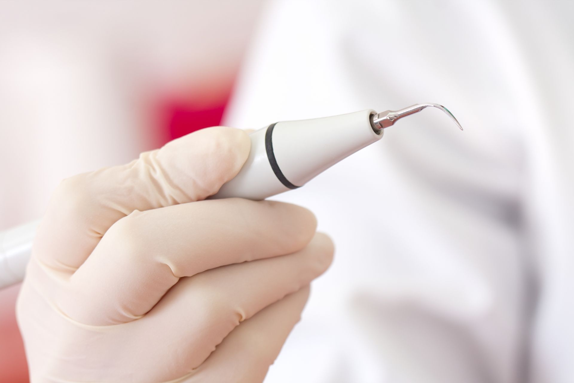 Strumento ad ultrasuoini per rimuovere il tartaro Tartaro può portare a vari problemi per i denti e delle gengive.