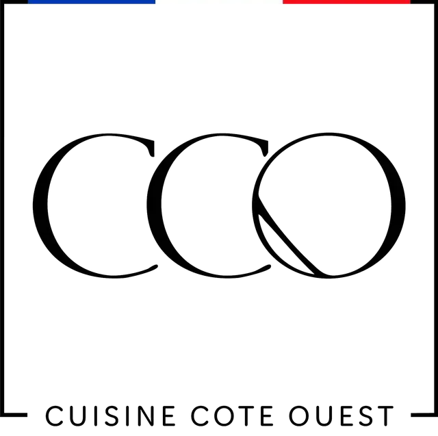 Écran blanc majoritairement vide avec de petites barres bleues et rouges sur le bord supérieur