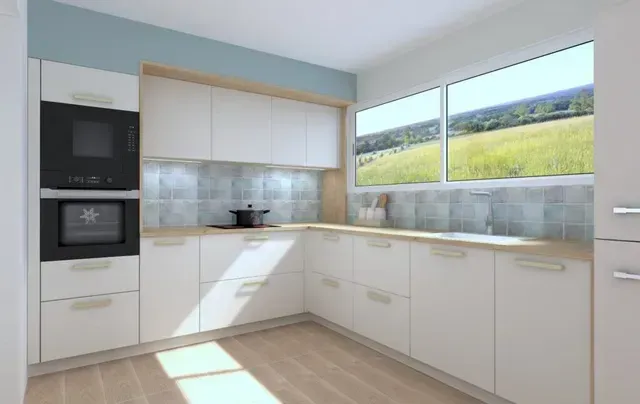 Cuisine moderne et lumineuse avec armoires blanches, comptoirs en bois et une grande fenêtre donnant sur des champs verdoyants.