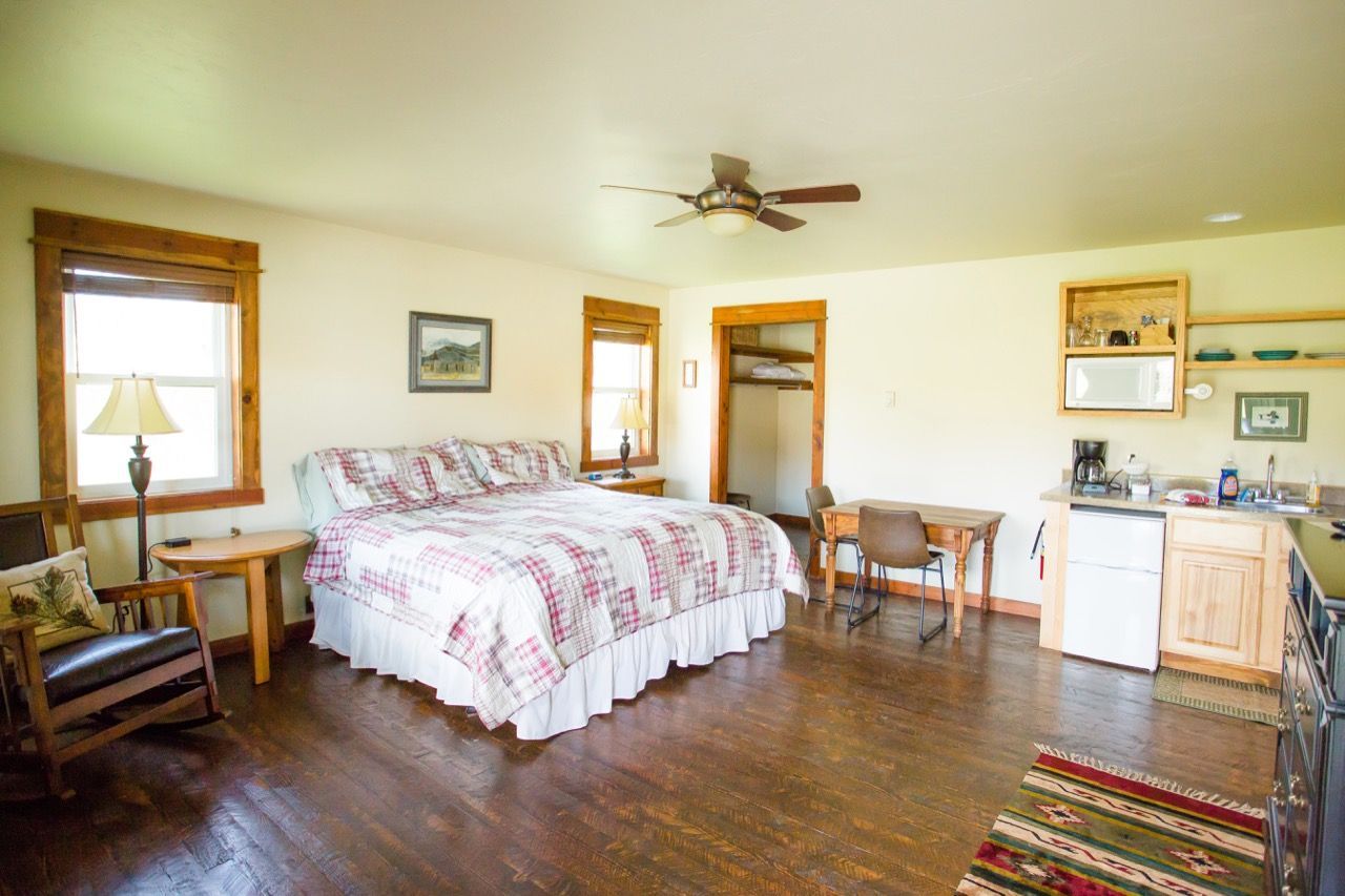 Nelson's Guides & Flies Lodging