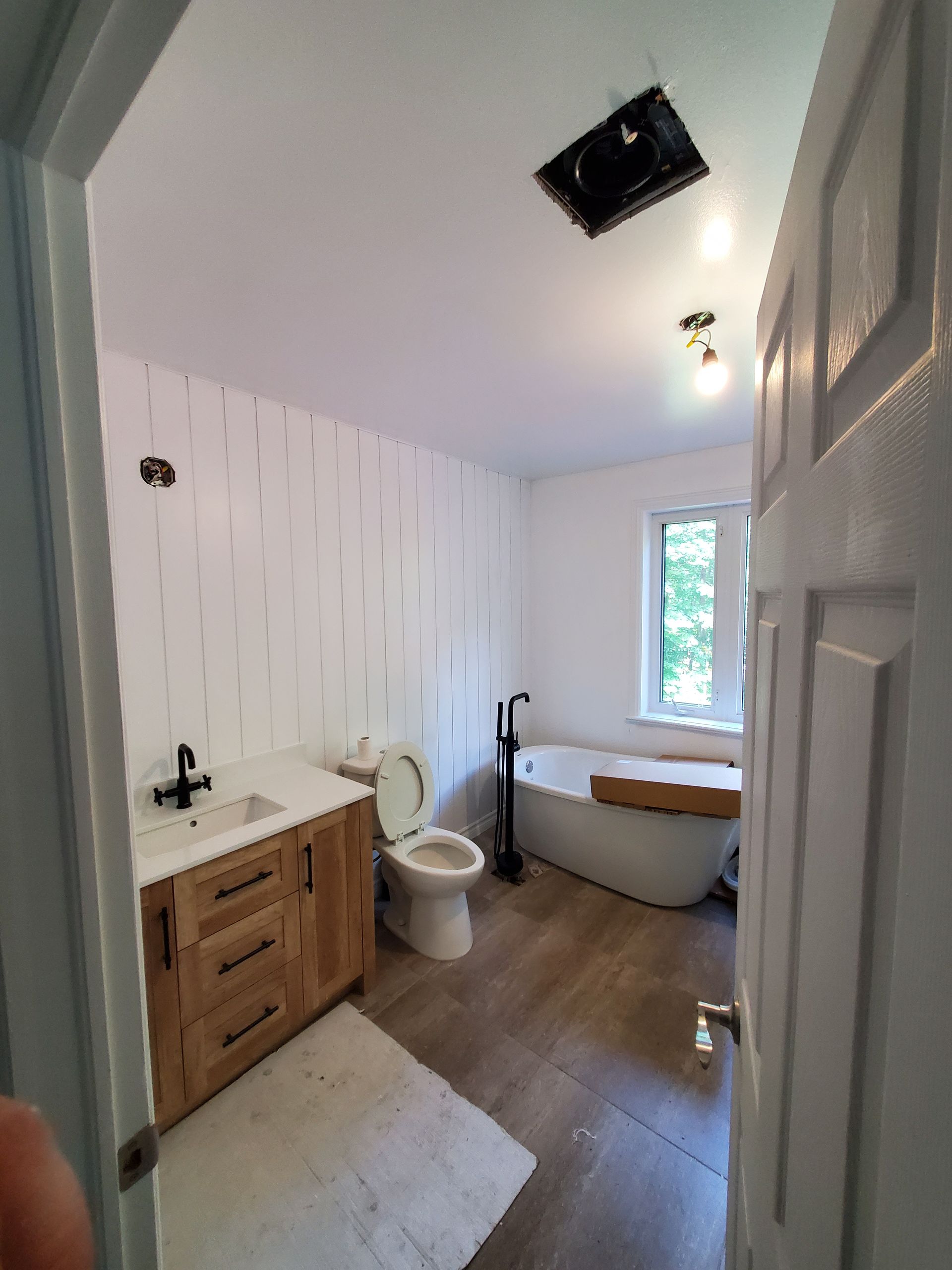 Une salle de bain avec WC, lavabo et baignoire.