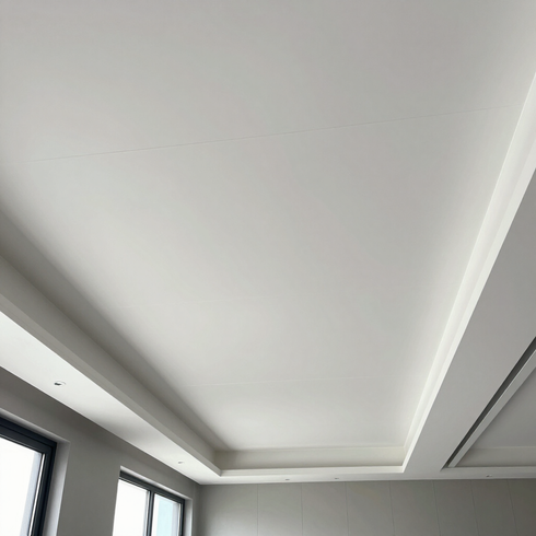 Techo blanco empotrado con molduras superpuestas y ventanas debajo en una habitación moderna.