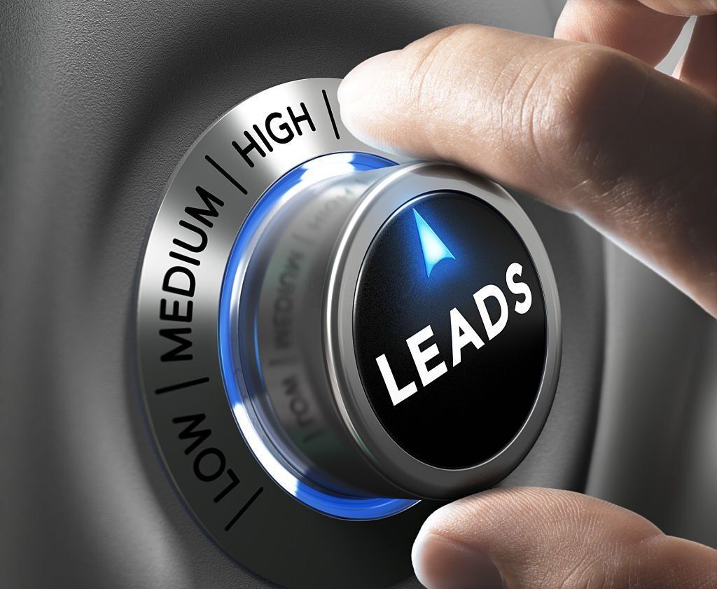 Imagem de uma mão ajustando um botão de ajuste fino com o nome LEADS indicando aumentar LEADS