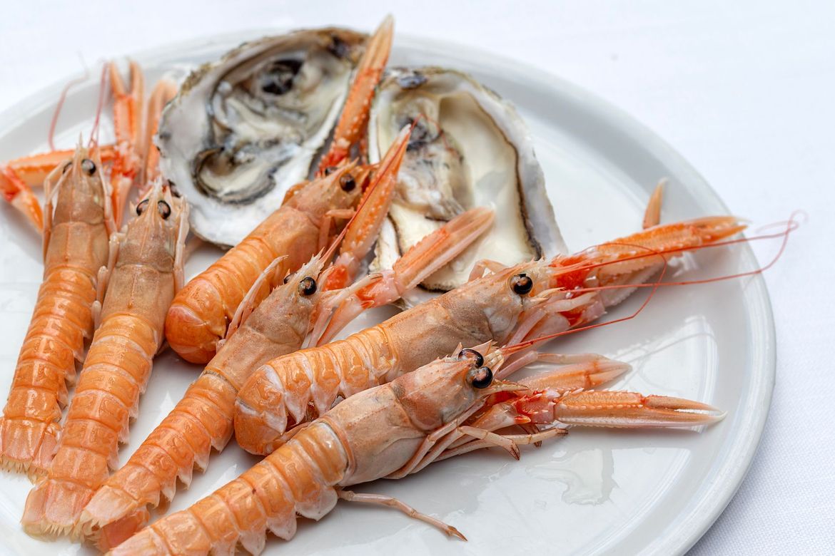 Piatto di frutti di mare: scampi e ostriche.