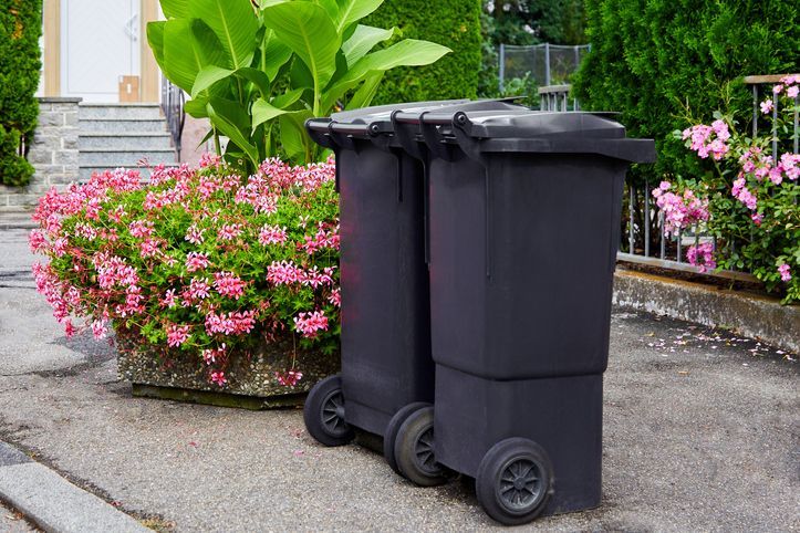 TRASH CANS & LINERS