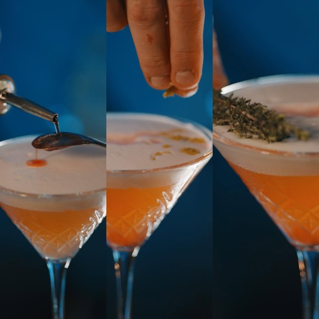 Tre primi piani di cocktail arancioni, uno guarnito con erbe aromatiche e un altro con una mano sopra il bicchiere