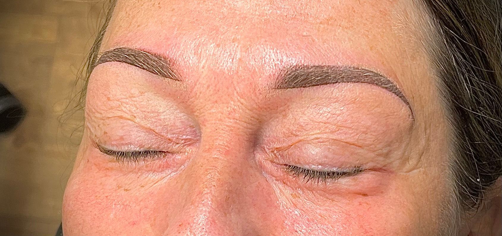Nahaufnahme eines Gesichts einer Frau mit geschlossenen Augen .