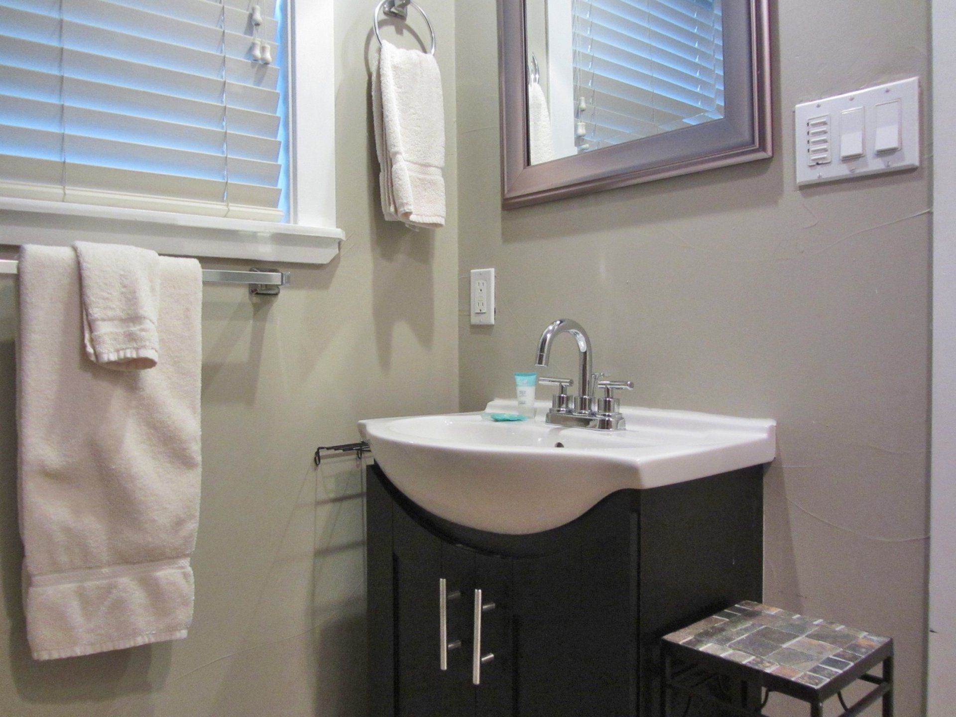 A bathroom with a sink and a mirror
