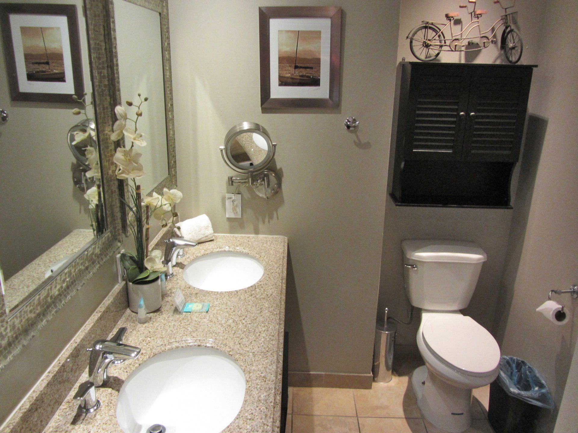 A bathroom with two sinks and a toilet