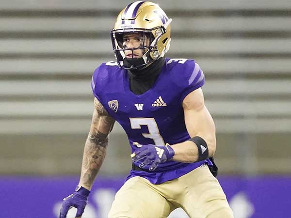 Elijah Molden on football field