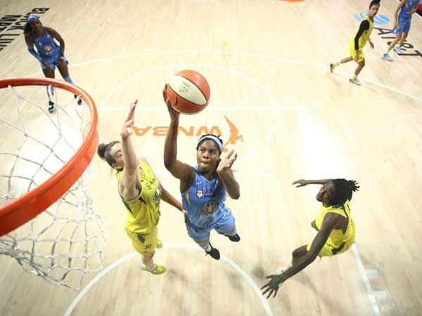 Ruthy Hebard making a lay up