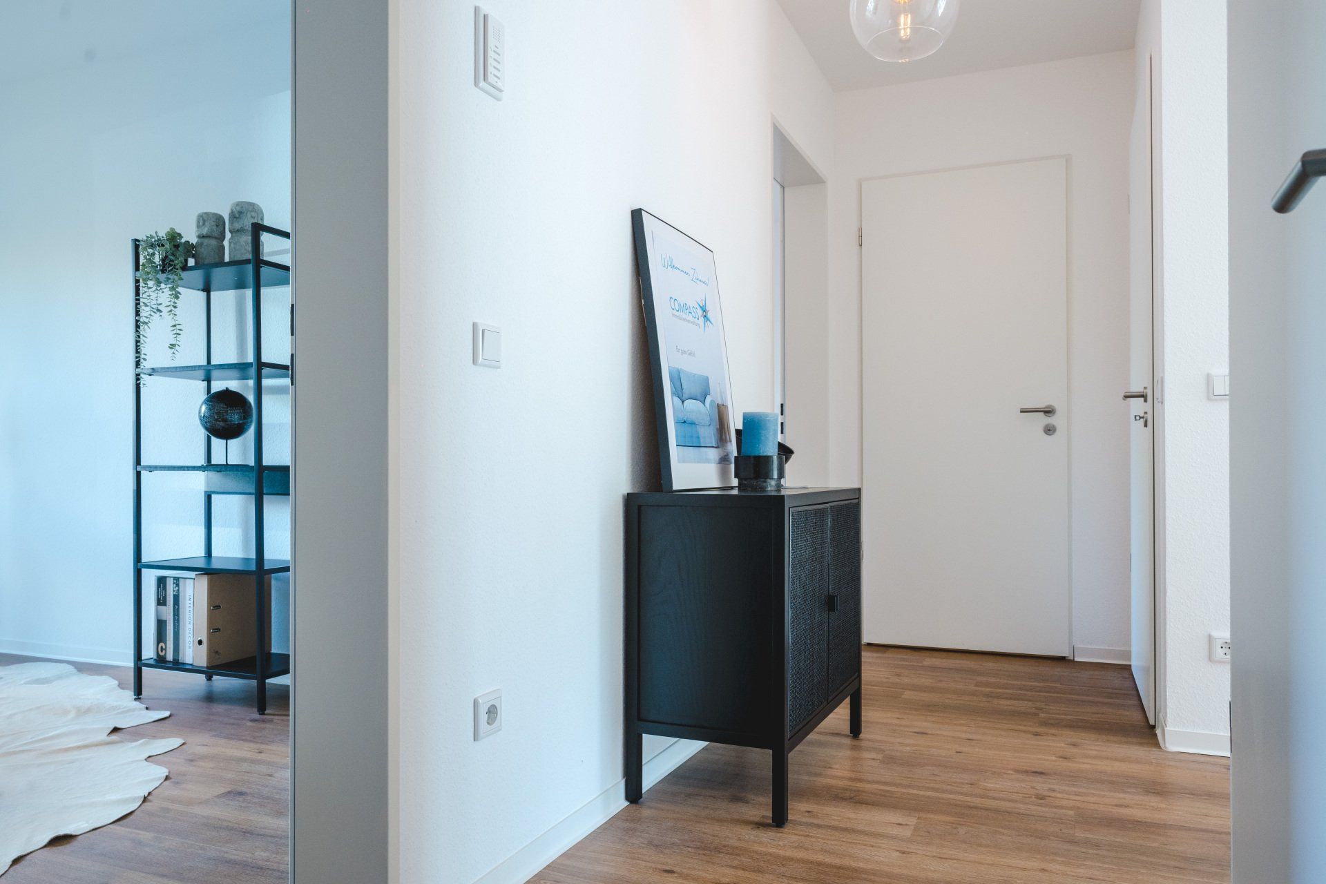 Ein Flur mit einer Kommode und einem Bild an der Wand.