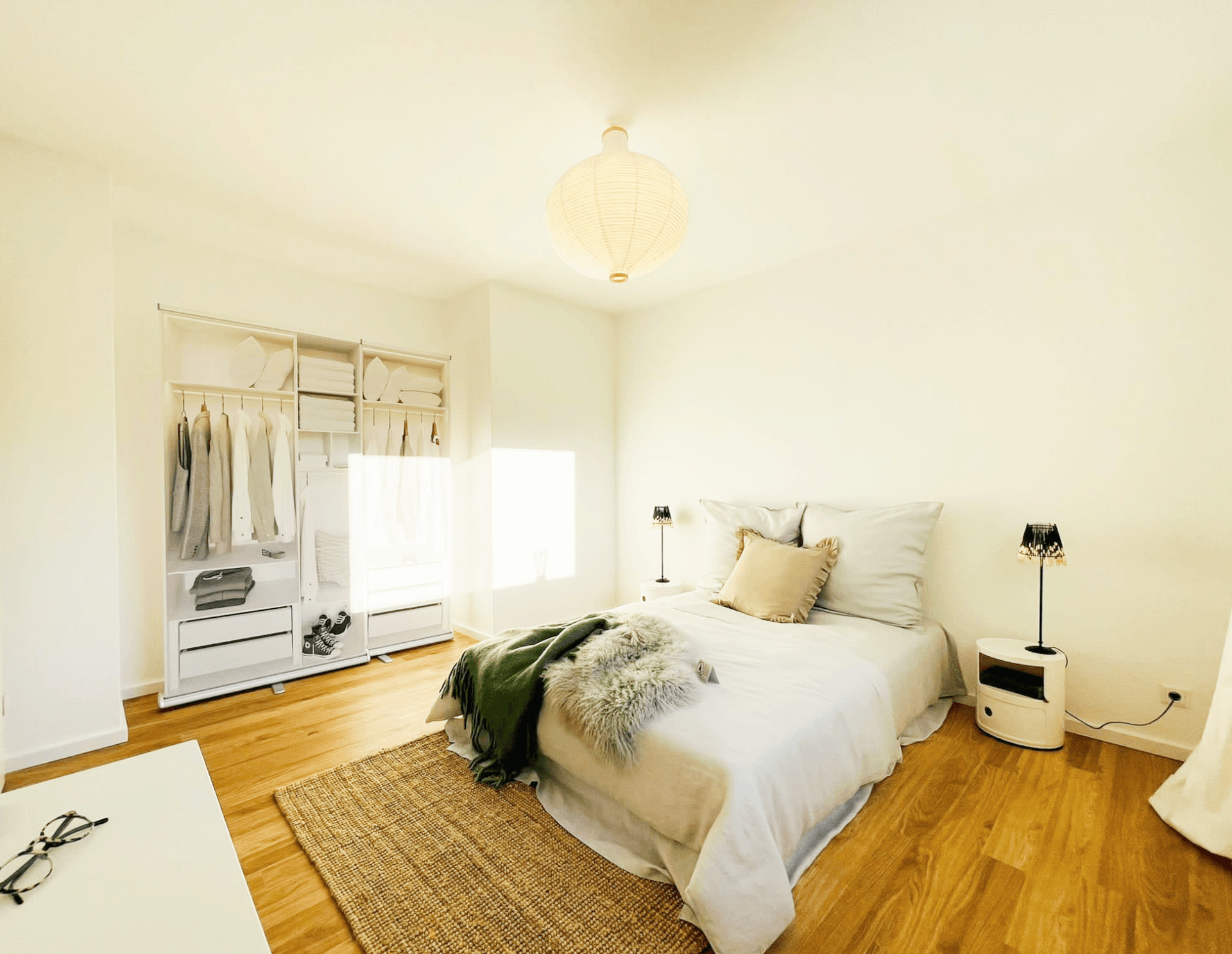 Ein Schlafzimmer mit Bett, Nachttisch und Schrank.