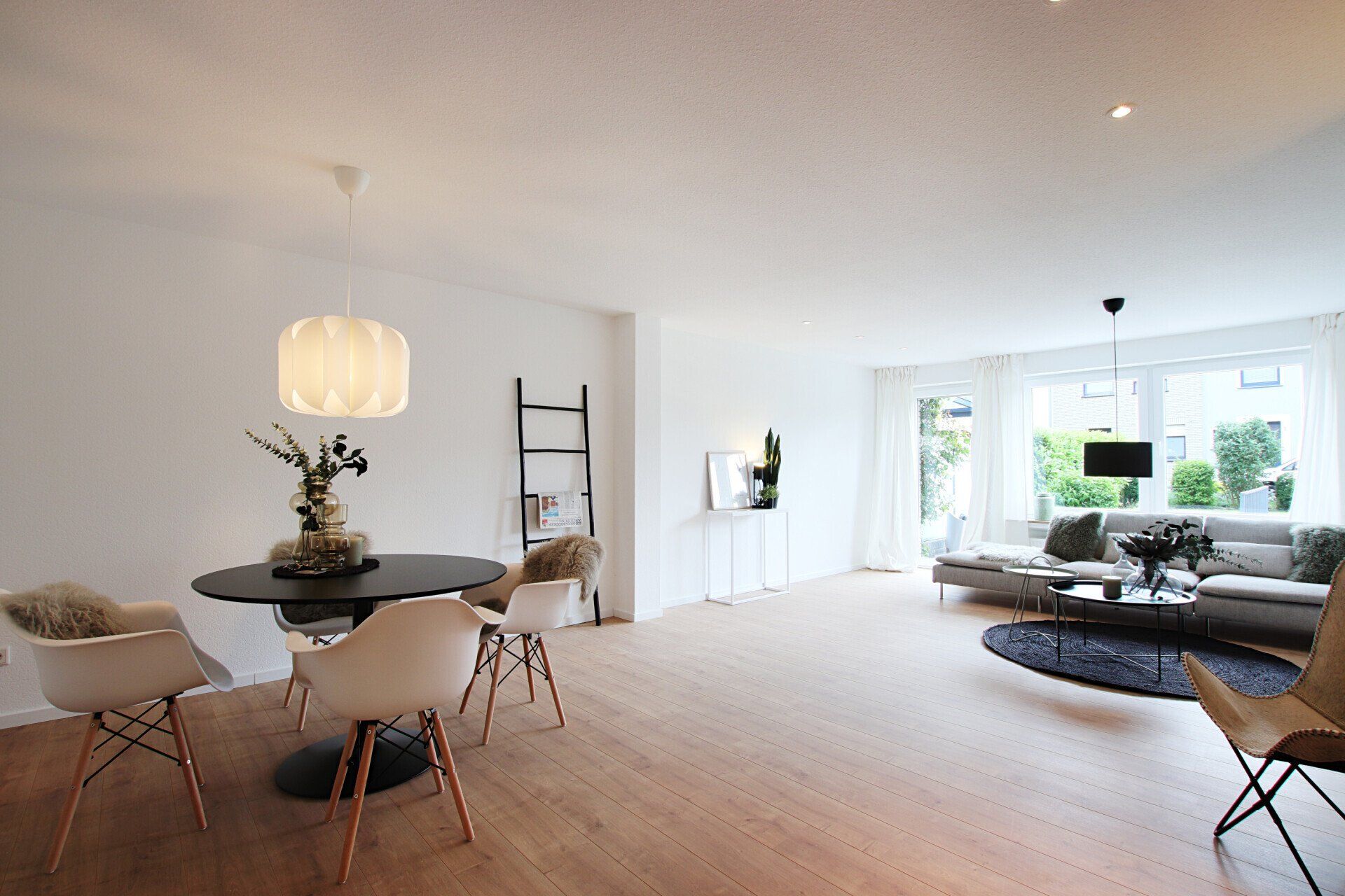 Ein Wohnzimmer mit einem Tisch und Stühlen