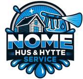 Logo med et hus og en høytrykksspyler som spruter vann med teksten «NOME HUS & HYTTE SERVICE» i blått og hvitt.