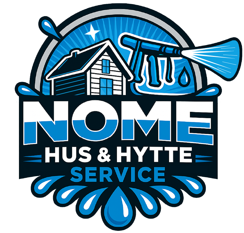 Logo med et hus og en høytrykksspyler som spruter vann med teksten «NOME HUS & HYTTE SERVICE» i blått og hvitt.