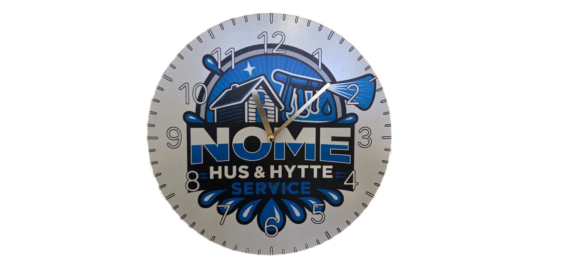 Veggklokke med en blå og hvit logo for «Nome Hus & Hytte Service», med et husikon og stiliserte vanndråper.