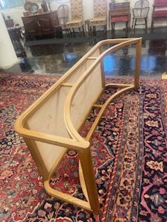 A wooden bench is sitting on top of a rug in a living room.