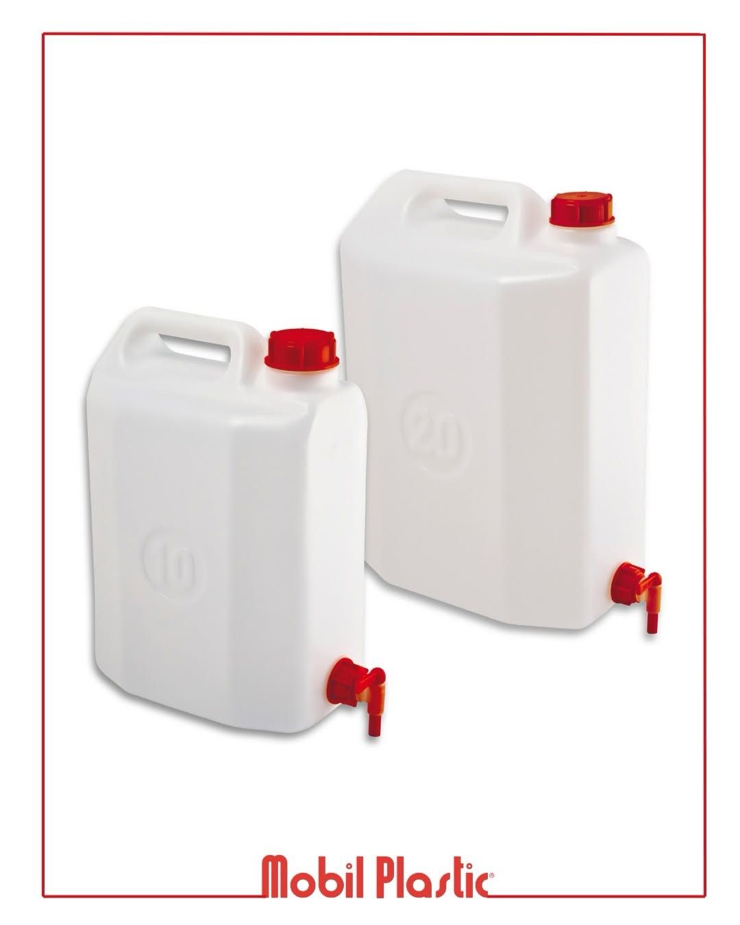 Due taniche di plastica bianca con tappi e beccucci rossi su sfondo bianco, con l'etichetta Mobil Plastic.