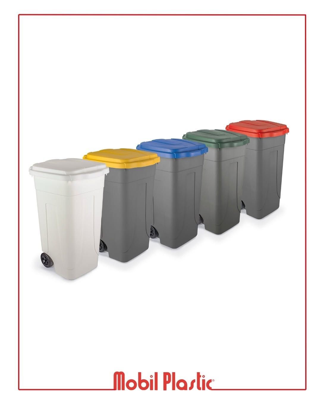 Fila di bidoni della spazzatura in plastica con ruote, con coperchi bianchi, gialli, blu, verdi, grigi e rossi, su sfondo bianco.