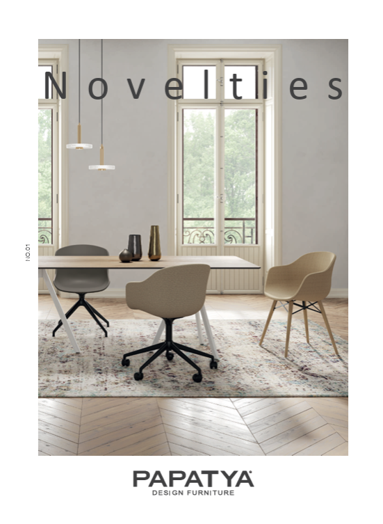 Interno di un ufficio moderno con sedie beige, scrivania, grande finestra e le scritte
