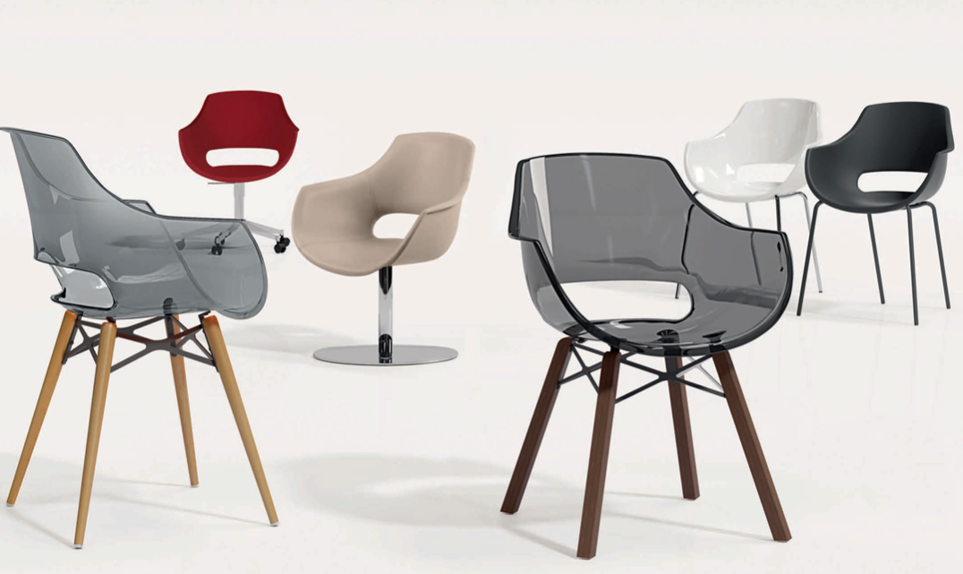 Assortimento di sedie da pranzo moderne nei colori grigio, beige, rosso, bianco e nero su sfondo bianco.