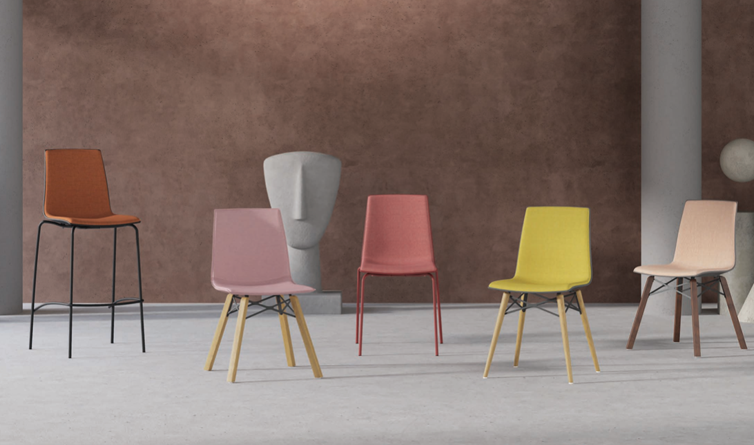 Cinque sedie colorate e una sedia grigia a forma di vaso contro una parete marrone dalla texture particolare.