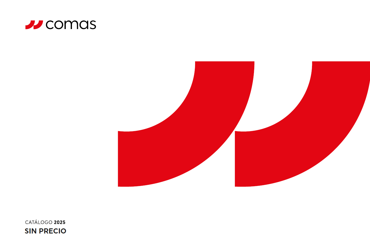 Virgolette astratte rosse con piccolo logo Comas in alto a sinistra su sfondo bianco