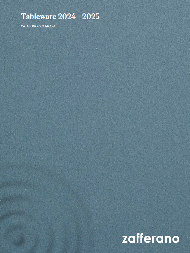 Copertina del catalogo di stoviglie Zafferano di colore grigio-blu con sottili increspature circolari e testo del titolo bianco.