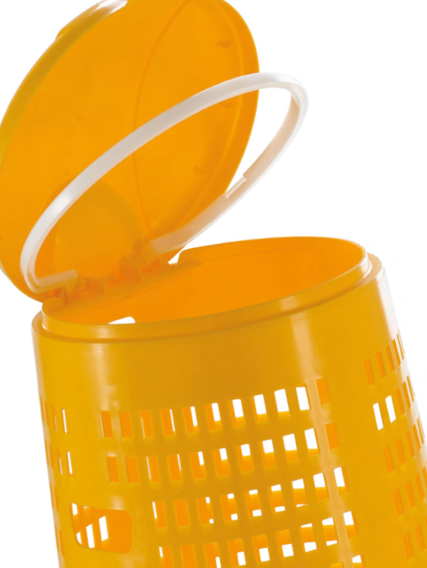 Cestino per rifiuti in plastica arancione con coperchio incernierato e manico bianco, apribile per mostrare l'interno