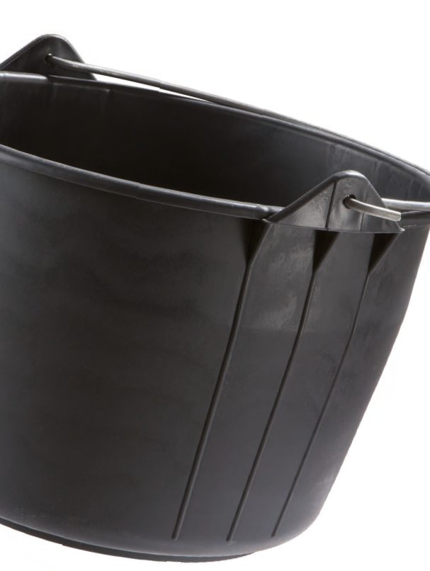 Secchio di plastica nera con manici, visto di profilo su sfondo bianco.