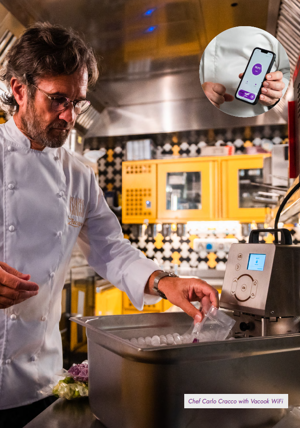 Uno chef utilizza un robot da cucina con schermo tattile in una cucina professionale.