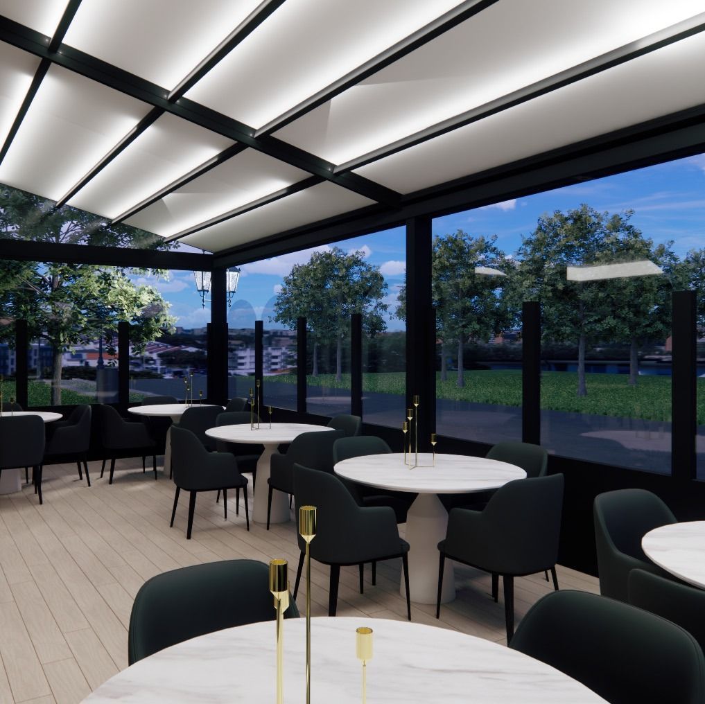 Terrazza moderna di un caffè con tavolini rotondi, sedie nere e ampie vetrate che si affacciano su un parco verde al crepuscolo.