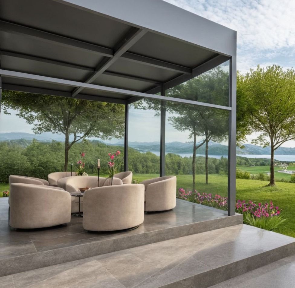 Patio moderno con sedie beige sotto un pergolato in metallo con vista su una verde collina e sull'acqua.