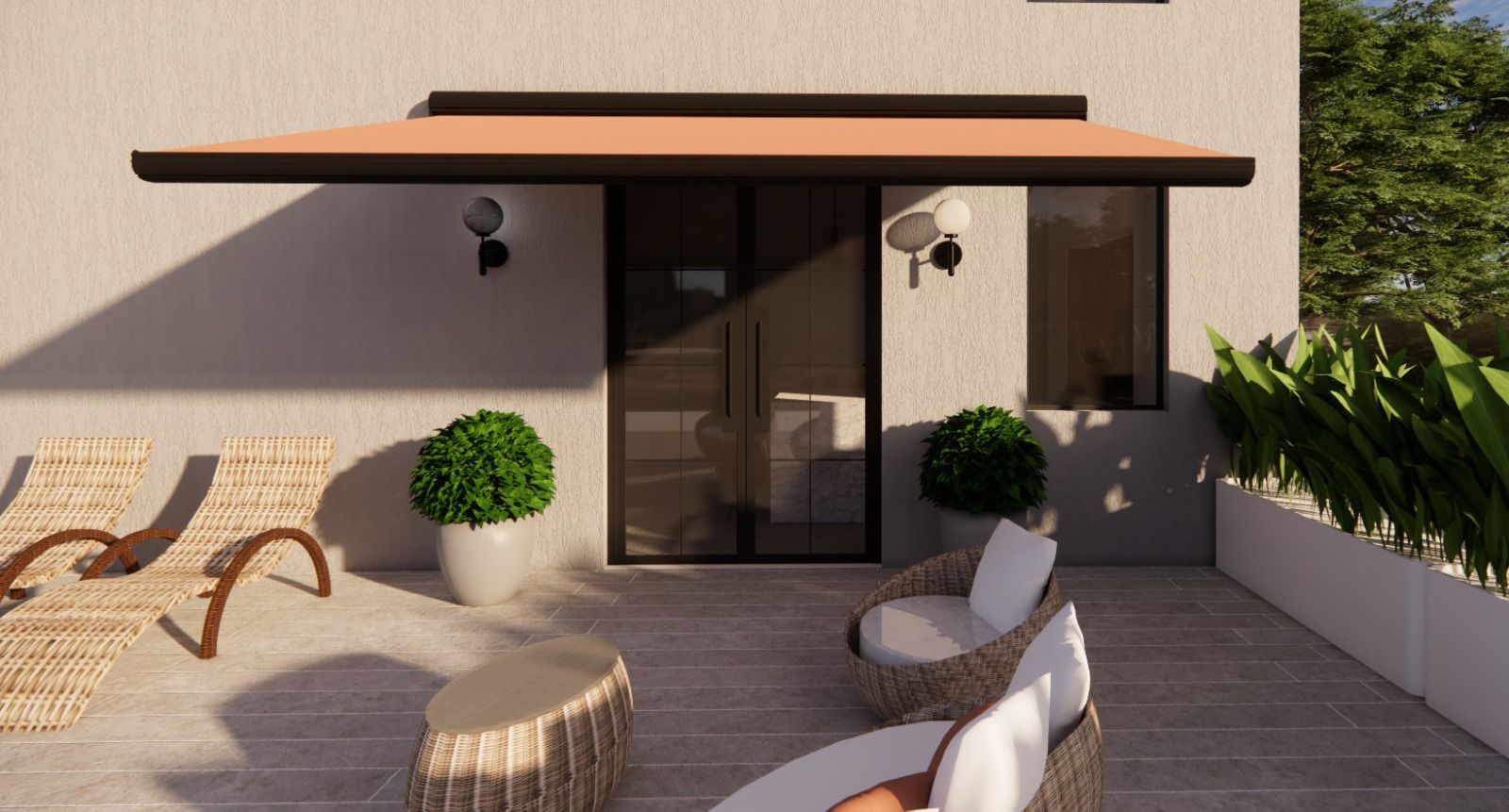 Patio moderno con sedie a sdraio, piante in vaso e un'ampia tenda da sole accanto alle porte scorrevoli in vetro.