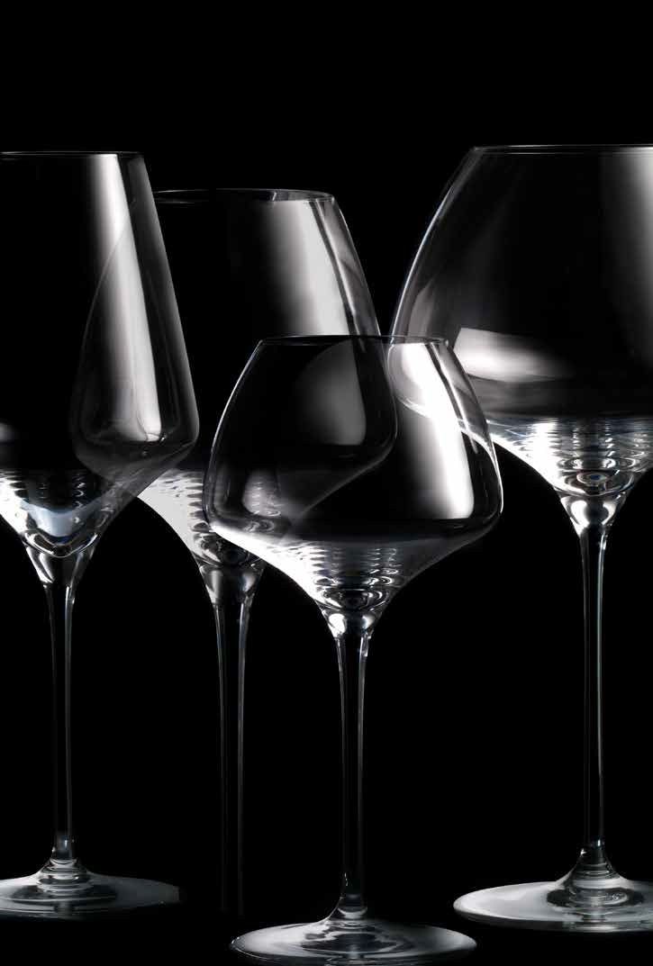 Tre calici di vino vuoti su uno sfondo scuro