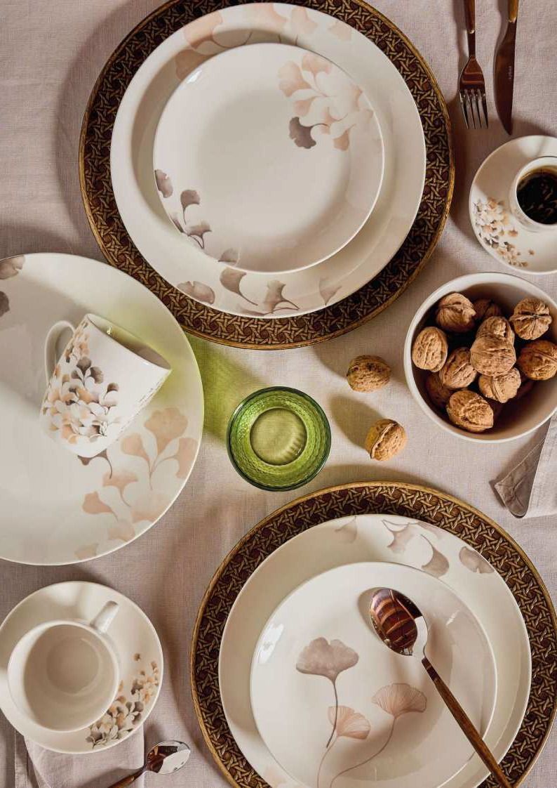 Tavolo showroom con cataloghi aperti e campioni di porcellane