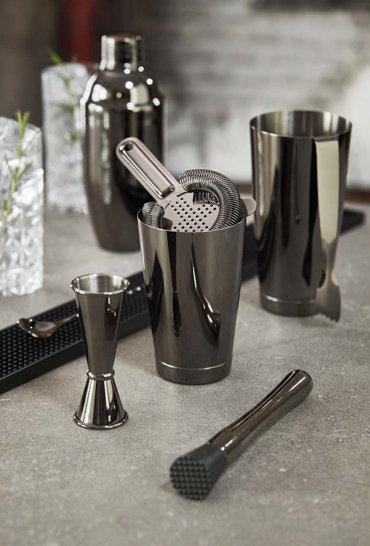 Kit professionale da bartender con shaker, jigger, bar spoon, strainer, muddler su marmo scuro