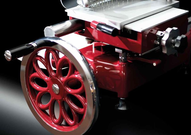 Piano cottura a induzione professionale con pentole in acciaio inox