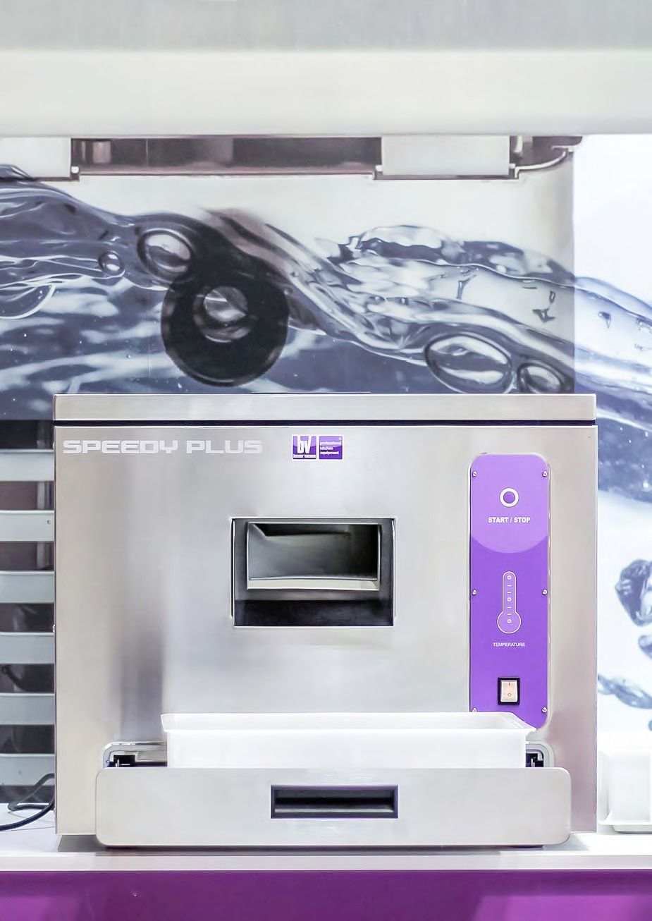 Distributore automatico argento e viola con display centrale, ambientato su uno sfondo a tema acquatico.
