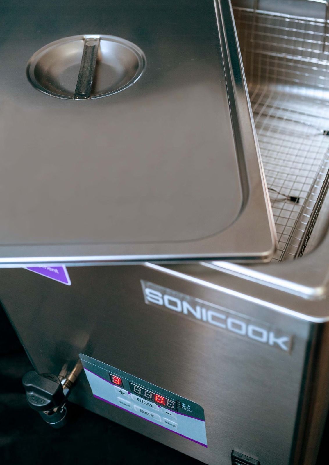 Scaldavivande professionale SONICOK in acciaio inox con coperchio e pannello di controllo.
