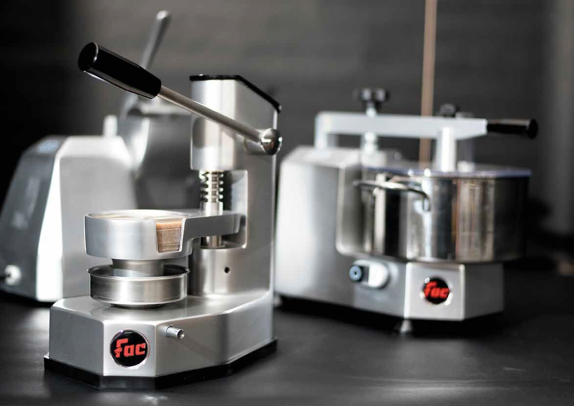 Tre macchine da caffè espresso argentate su un piano di lavoro scuro, una con leva davanti e due dietro.