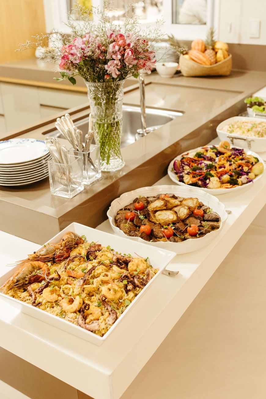 Ristorante elegante apparecchiato con forniture di qualità