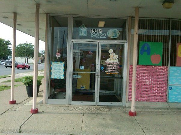 A store front with a sign that says 1924 1922