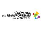 Logo de la Fédération des transporteurs par autobus, texte noir avec formes triangulaires colorées.