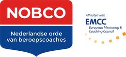 Nobco-logo in rood en blauw, met het logo 