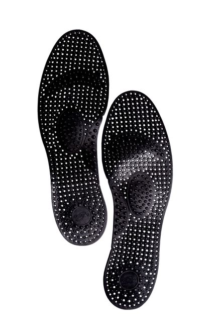Un paio di solette nere perforate con supporto plantare sagomato.
